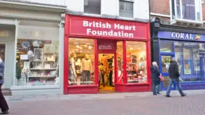 Val de concedieri la orizont: Fundația Britanică a Inimii va închide 150 de magazine caritabile pe fondul crizei comerțului cu amănuntul