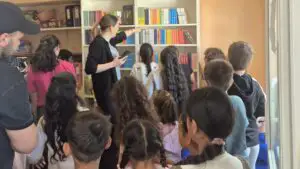 O donație de cărți a adus bucurie pentru 1.300 de copii din trei școli din Augustin, Homorod și Rupea