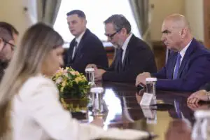 Tensiuni în PNL înaintea votului pentru Guvernul Mureșan. Ce li se pregătește parlamentarilor care nu respectă decizia partidului
