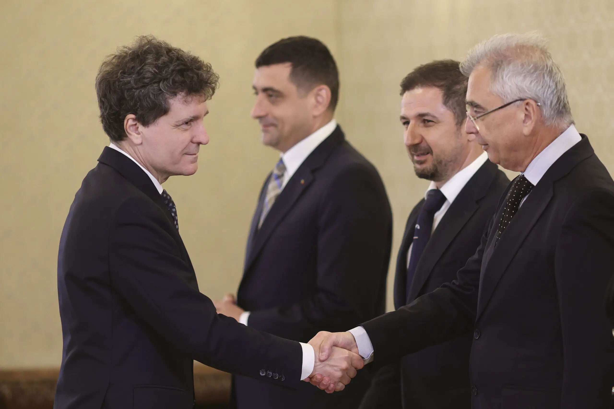 consultari guvern