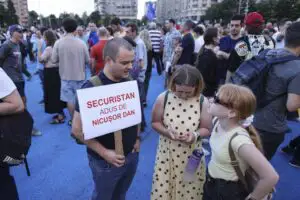 Protest în Piața Victoriei. Sute de persoane cer apărarea democrației și acuză un „stat capturat”