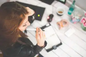 Perfecționismul, la cel mai ridicat nivel în rândul tinerilor. Cauzele acestui fenomen îngrijorător