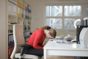 Sindromul impostorului în cuplu și la muncă. Semnul pe care mulți îl trec cu vederea