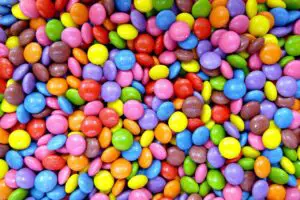 M&M’s pregătește o transformare neașteptată. Două culori emblematice dispar din gamă