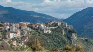 Poți cumpăra o casă cu 1 euro în această localitate italiană. Ce reguli trebuie respectate