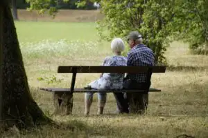 De ce femeile ajung cu mai puțini bani la pensie, deși economisesc mai mult decât bărbații