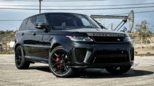 Un Range Rover SVR blocat în nisip după ce a încercat să salveze un utilitar de pe o plajă din Anglia