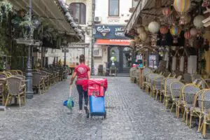 Reguli noi pentru colectarea deșeurilor în Centrul Vechi, program și obligații pentru comercianți