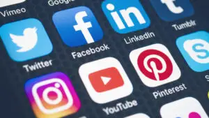 Facebook lansează un asistent AI pentru creatorii de conţinut, iar Pinterest își extinde serviciile de AI
