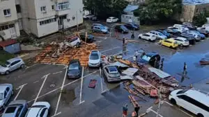 Cod roșu de vijelii în Dâmbovița. Vântul a smuls acoperișul unui bloc și l-a aruncat în stradă, iar o persoană a fost rănită