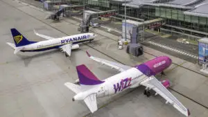 Companiile aeriene majorează tarifele și reduc zborurile, după scumpirea combustibilului provocată de războiul din Iran