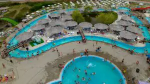 Băile Figa, aglomerate în zilele caniculare: cozi mari la intrare și facilități modernizate