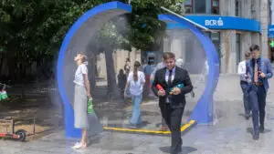Caniculă în București! PMB a instalat 113 cișmele și 8 dușuri stradale pentru răcorirea populației