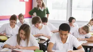Cum te poți înscrie la liceu în România, dacă ai făcut școala generală în străinătate: pașii esențiali ai admiterii