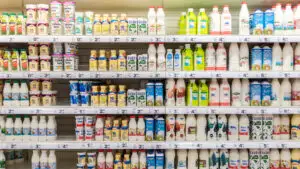 Același lapte, alt preț: Cum reduc retailerii și procesatorii costul laptelui de la raft