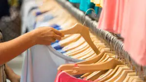 Românii cumpără tot mai mult second-hand. Generația Z transformă piața SH într-un obicei de consum
