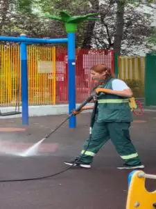 Început de vacanță în Sectorul 4: Totul Verde igienizează și modernizează spațiile pentru copii