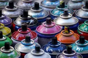 Folosirea spray-ului paralizant: Ce spune legea și când devine infracțiune