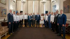 16 polițiști români, decorați de Franța pentru rolul în capturarea lui Mohamed Amra: „Medalia pe care o primiți astăzi este o distincție individuală, dar ea vorbește despre onoarea unei întregi instituții”