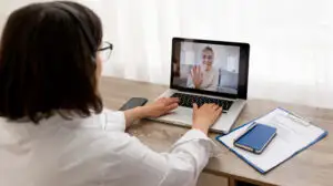Cum alegi un psihoterapeut pentru ședințele online