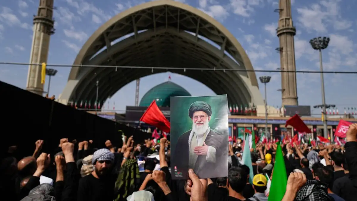 Iranul fierbe la procesiunea lui Ali Khamenei. Mulțimea cere: „Ucideți-l pe Trump”