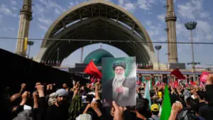 Iranul fierbe la procesiunea lui Ali Khamenei. Mulțimea cere: „Ucideți-l pe Trump”