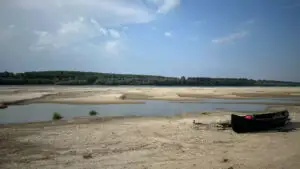 Seacă Dunărea într-un ritm alarmant. Fluviul poate fi traversat la pas în unele zone