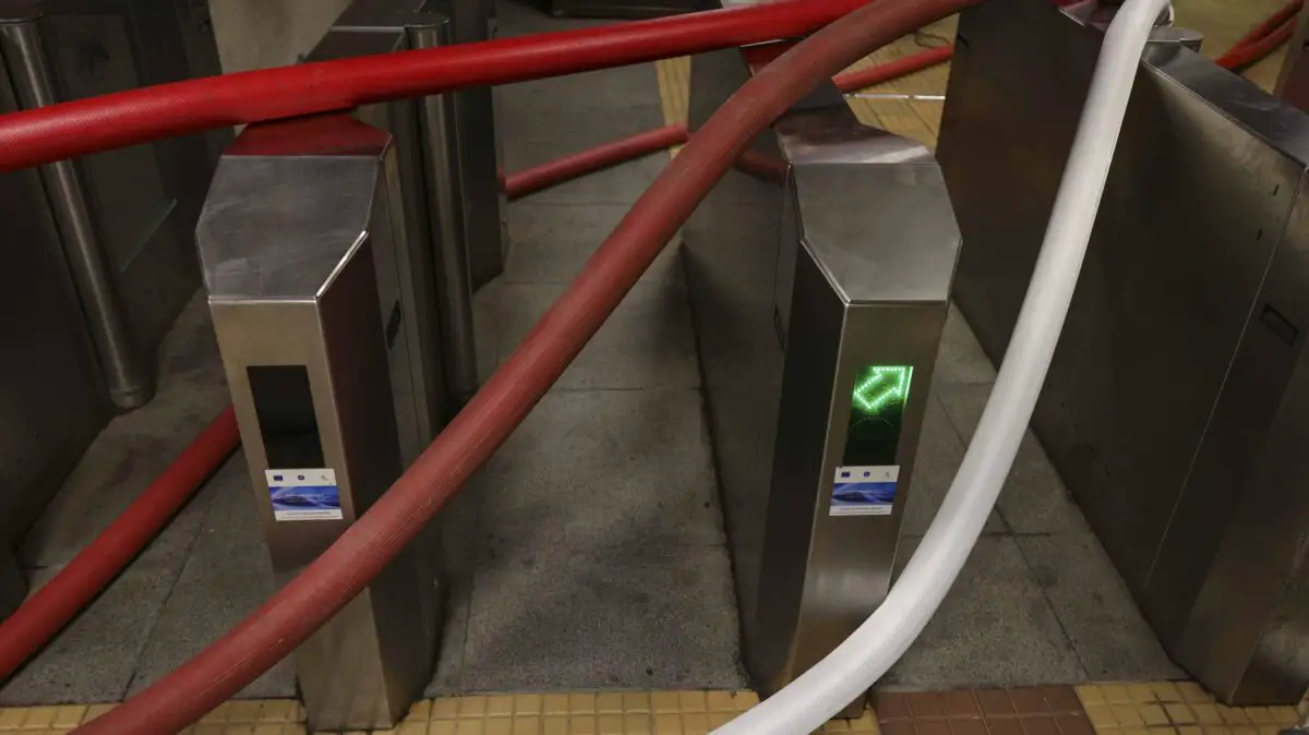 Echipe ale Metrorex, IGSU si MAPN intervin pentru eliminarea apei infiltrate in zona peronului statiei de metrou Piata Victoriei 2