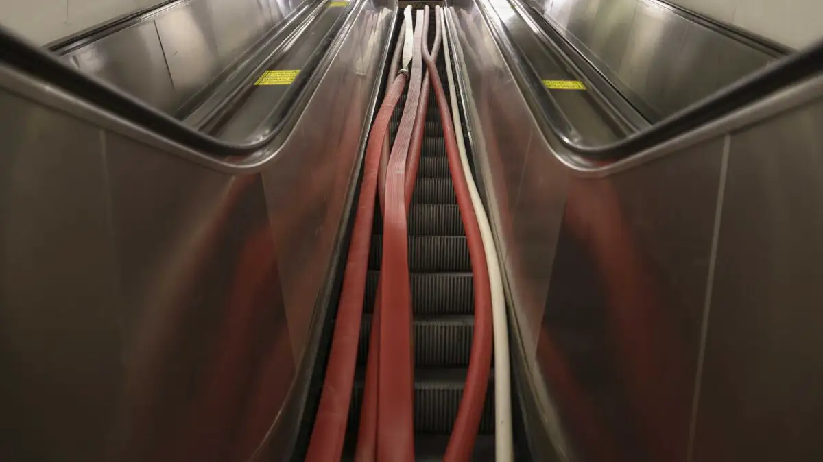 Echipe ale Metrorex, IGSU si MAPN intervin pentru eliminarea apei infiltrate in zona peronului statiei de metrou Piata Victoriei 2