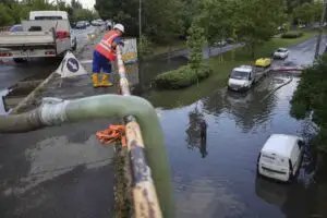 Furtunile au făcut ravagii în țară. Un bărbat a murit, sute de mașini au fost avariate, iar Bucureștiul a fost paralizat