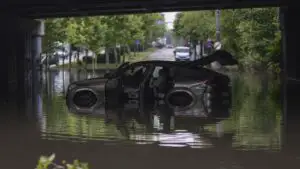 Sute de șoferi au avut probleme din cauza vremii instabile. Cine suportă costurile pagubelor provocate de furtuni