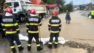Noi intervenții după inundațiile puternice din Bușteni. Pompierii au evacuat apa din zece gospodării. Bilanțul continuă să crească
