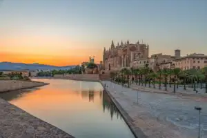 Mallorca, scena unui protest cum rar s-a văzut. De ce s-au adunat 10.000 de oameni pe plajă