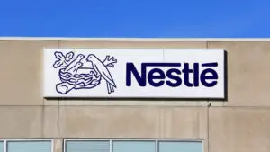 Nestlé își reorganizează afacerile cu apă: tranzacție de 4,9 miliarde de euro și estimări mai bune pentru 2026