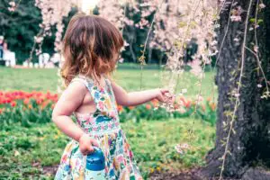 Rafinament discret pentru momente speciale: detalii vestimentare care schimbă totul