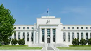 Inflația din SUA a încetinit în luna iunie. Indicatorul urmărit de Fed coboară la 3,7%