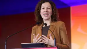 România păstrează accesul la Fondul pentru Modernizare, după revizuirea sistemului ETS. Roxana Mînzatu: Tranziţia verde nu trebuie făcută împotriva industriei şi a oamenilor, ci împreună cu ei