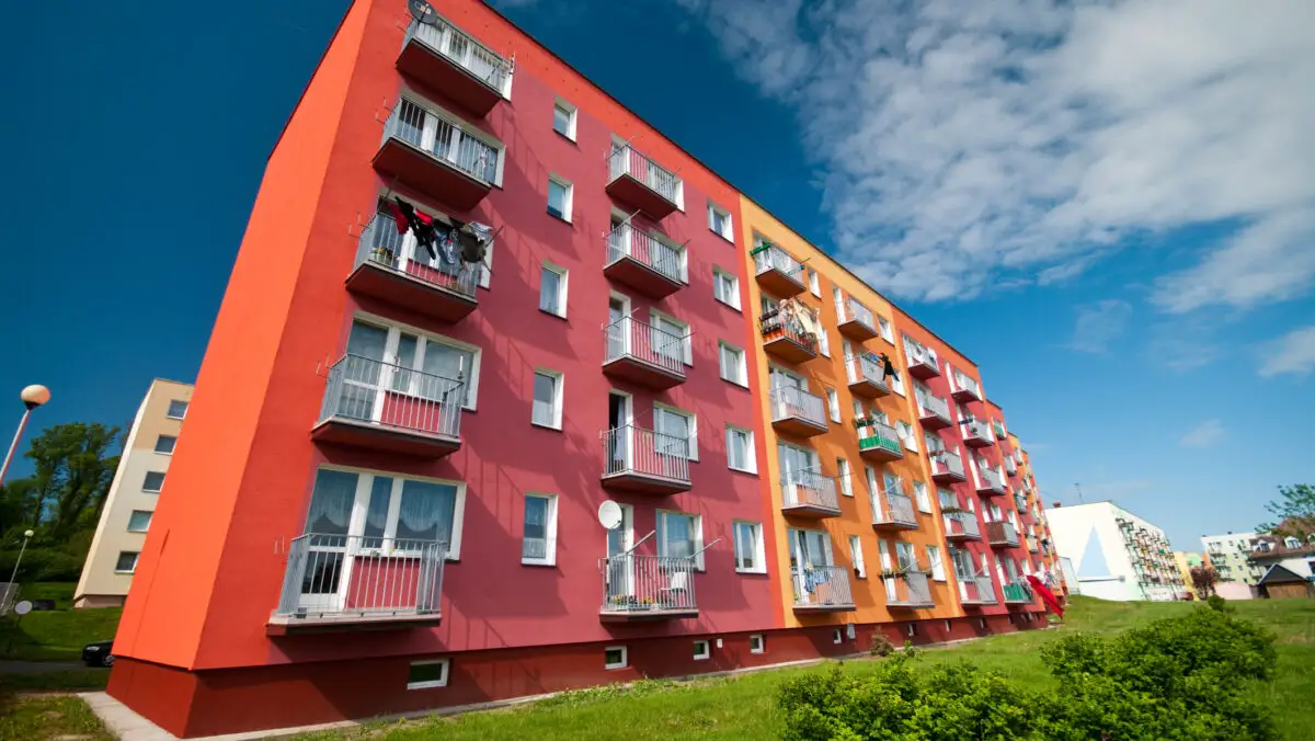 Liderii regionali ai UE avertizează că reducerea bugetului 2028–2034 pune în pericol investițiile în locuințe accesibile