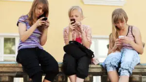 „Chat Control 2.0”, tot mai aproape. UE negociază scanarea conversațiilor private pe toate platformele