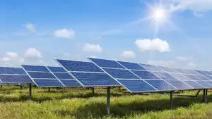 Prima tranzacție de energie electrică cu profil solar din România, încheiată pentru livrarea a 1.920 MWh la 275 lei/MWh