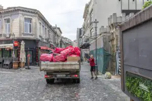 Primăria Capitalei schimbă complet sistemul de salubrizare. Apar noi reguli pentru colectarea deșeurilor. Se introduce sistemul „Plătești pentru cât arunci”