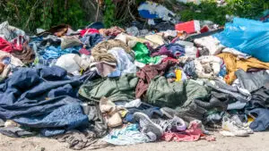 UE interzice distrugerea hainelor nevândute: din 19 iulie, marile companii trebuie să le reutilizeze sau să le doneze