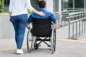 De azi, 1 iulie, cresc indemnizația de însoțitor și salariul asistenților personali. Ce sume vor fi acordate