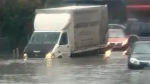 Ploile torențiale blochează traficul pe DN1. Circulația este restricționată din cauza inundațiilor din Prahova