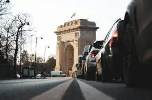 Paradoxul șoferului român: plătește RCA aproape cât un italian, dintr-un salariu aproape de două ori mai mic