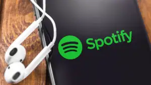 Spotify a eliminat 75 de milioane de melodii generate de inteligența artificială. Industria muzicală pregătește schimbări pentru conținutul creat cu AI