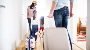 Pleci în vacanță cu copilul? Greșeala care îi oprește pe mulți părinți la frontieră. Când este obligatoriu pașaportul