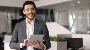 Cum arată o carieră în servicii financiare: o zi obișnuită de muncă într-un domeniu pe care puțini îl înțeleg