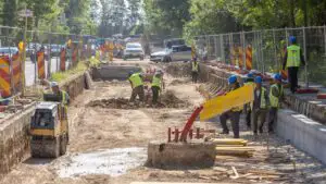 Ce se întâmplă sub străzile din București. Peste 70 km de rețele subterane sunt modernizate odată cu liniile de tramvai