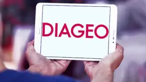 Diageo lansează un plan de economii de 1 miliard de dolari. Acțiunile companiei urcă cu 4%